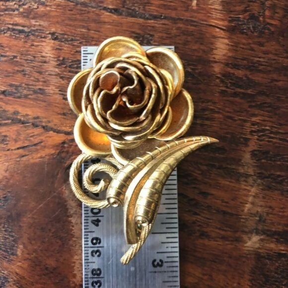 Vintage Brass Tone Garden Rose Brooch - Picture 4 of 7